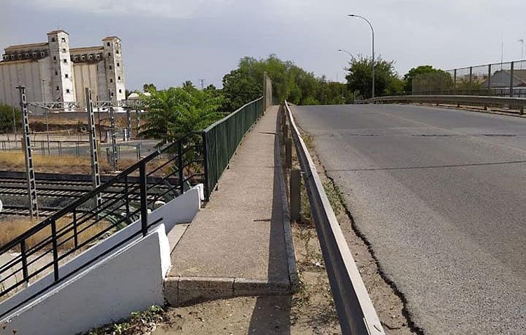Vox reclama la mejora del puente junto al cementerio de Utrera para garantizar la seguridad de los peatones