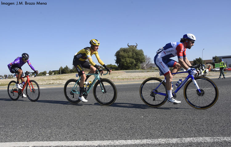 La vuelta ciclista a Andalucía pasó por la «rotonda del toro» sin entrar en Utrera