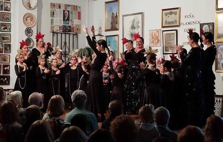Villancicos y solidaridad se dan la mano en una zambomba de la peña flamenca ‘Curro de Utrera’
