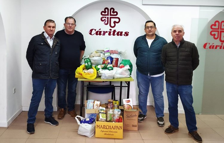 Sones navideños y solidaridad, en la zambomba de la peña ‘Curro de Utrera’